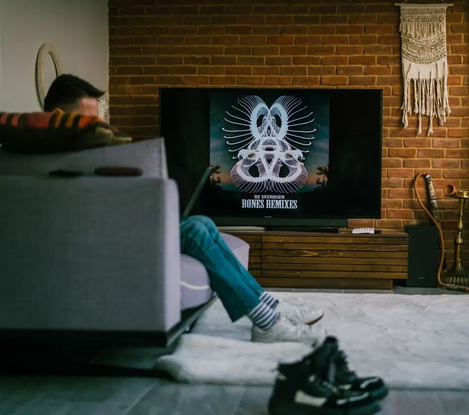 Moderní obývací pokoj s televizorem